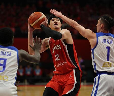 　第４クオーター、激しいディフェンスをかわし、シュートを決める日本代表・渡辺雄太（撮影・坂部計介）