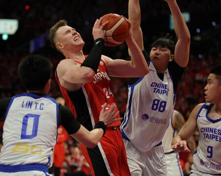 　第３クオーター、ゴール下でボールを奪った日本代表のジョシュ・ホーキソンはそのまま強引にシュートを決める（撮影・坂部計介）