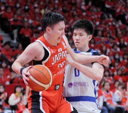 　２Ｑ、激しくボールを争う富永啓生（左）