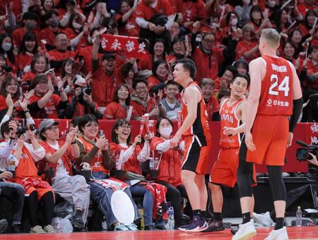 　２Ｑ、ブザービーターで３ポイントを決め、ファンの声援を受ける富永啓生