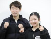 　練習後、中庭コーチ（左）と笑顔を見せる中井亜美（撮影・吉澤敬太）