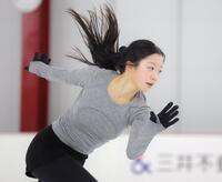 　長い髪を揺らし練習する中井亜美（撮影・吉澤敬太）