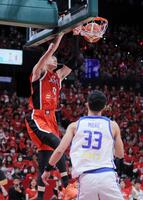 　１Ｑ、シュートを決める渡辺雄太