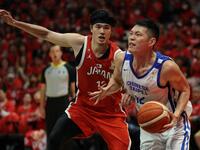 　第２クオーター、激しく相手をマークする日本代表・渡辺雄太（撮影・坂部計介）