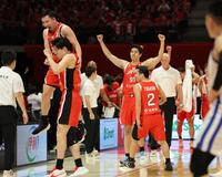 　富永啓生のロングシュートが決まり大喜びの渡辺雄太ら日本代表メンバー（撮影・坂部計介）