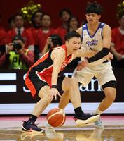 　第２クオーター、ゴール下で激しく競り合う日本代表・富永啓生（撮影・坂部計介）