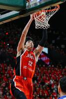 　第１クオーター、ダンクシュートを決める渡辺雄