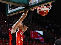 　第１クオーター、ダンクシュートを決める渡辺雄