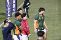 　リーグ最終節に向けて調整する京産大のフランカー伊藤主将（中央）とロックの石橋（左）