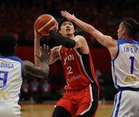 　第４クオーター、激しいディフェンスをかわし、シュートを決める日本代表・渡辺雄太（撮影・坂部計介）