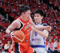 　２Ｑ、激しくボールを争う富永啓生（左）