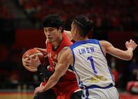 　第４クオーター、激しいディフェンスをかわし、シュートを決める日本代表・渡辺雄太（撮影・坂部計介）