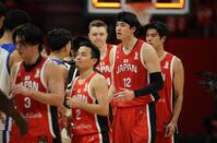 　Ｗ杯アジア予選の初戦を白星で飾り、台湾代表とタッチをかわす日本代表・渡辺雄太（１２）ら（撮影・坂部計介）