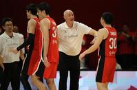 　初戦を白星で飾り、笑顔で選手を迎える日本代表のトム・ホーバスＨＣ（撮影・坂部計介）