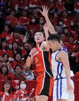 　２Ｑ、ブザービーターで３ポイントを決める富永啓生（左）