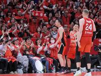 　２Ｑ、ブザービーターで３ポイントを決め、ファンの声援を受ける富永啓生