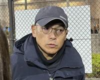 　公開練習後に取材に応じる京産大・広瀬監督