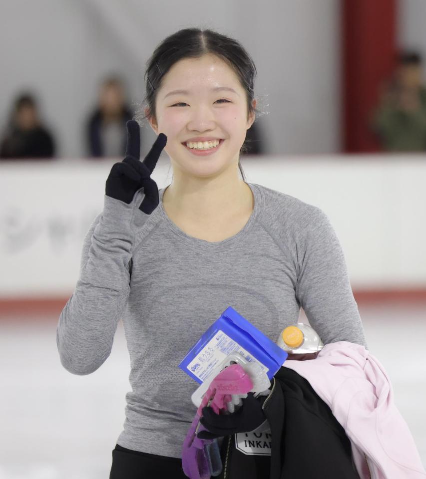 　練習を終え笑顔を見せる中井亜美（撮影・吉澤敬太）