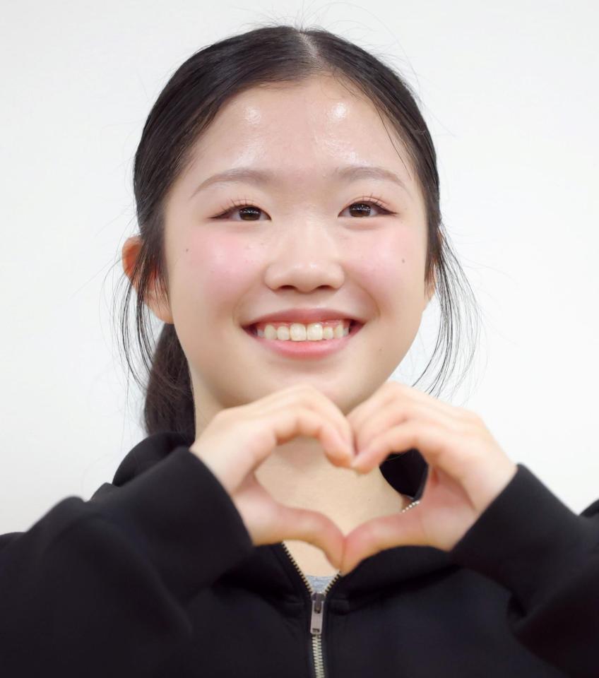 　練習後、笑顔でハートマークを作る中井亜美（撮影・吉澤敬太）