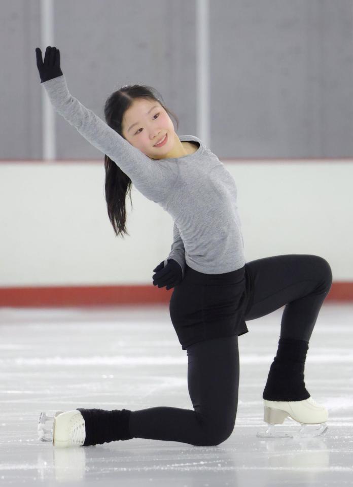 　明るい表情で練習する中井亜美（撮影・吉澤敬太）