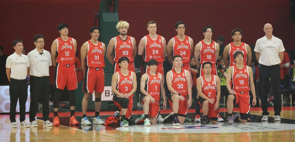 　試合前、記念写真に納まる日本代表メンバー（撮影・坂部計介）