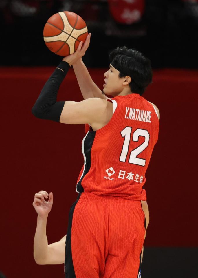 　第１クオーター、シュートを決める日本代表・渡辺雄太（撮影・坂部計介）