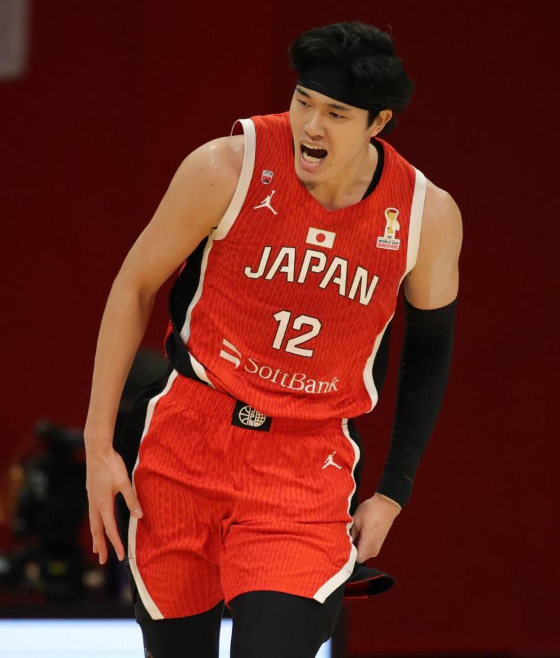 　第１クオーター、得点をあげ雄叫びを上げる日本代表・渡辺雄太（撮影・坂部計介）