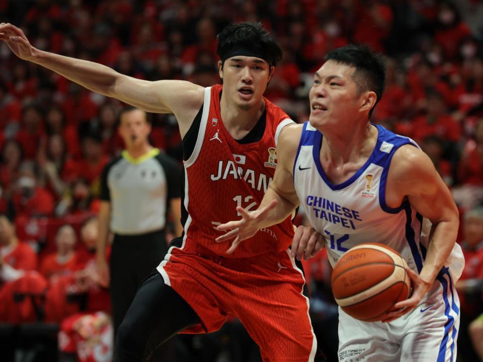 　第２クオーター、激しく相手をマークする日本代表・渡辺雄太（撮影・坂部計介）