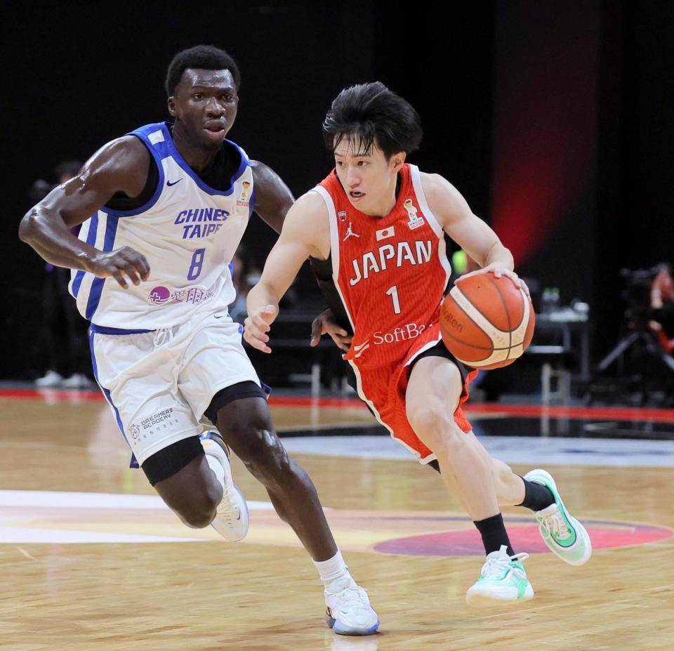 　２Ｑ、ドリブルで攻め込む斎藤拓実（右）