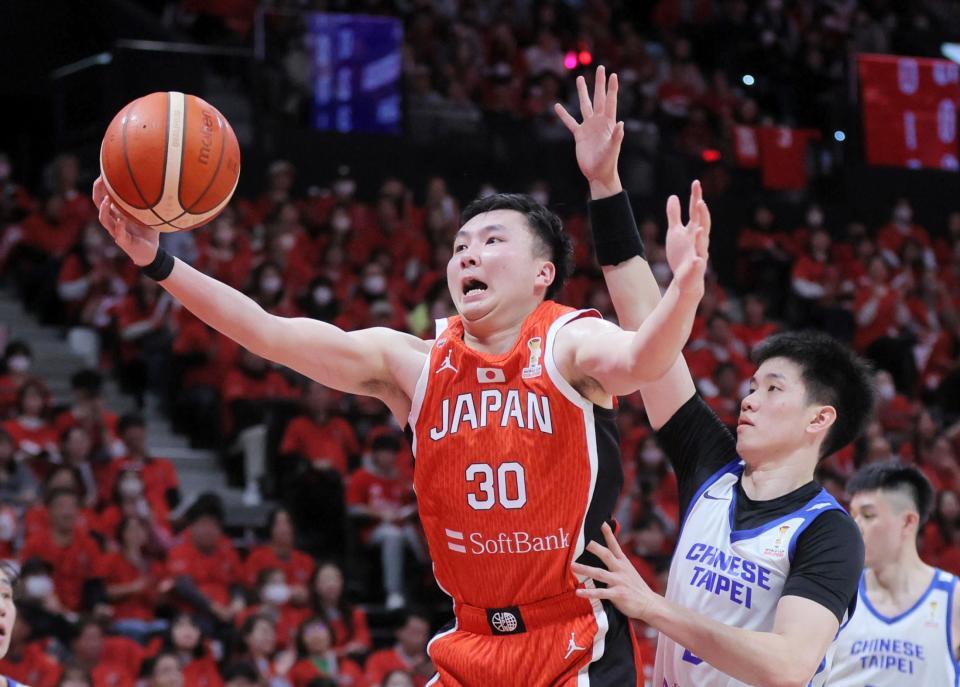 　２Ｑ、ゴール下で相手とボールを争う富永啓生