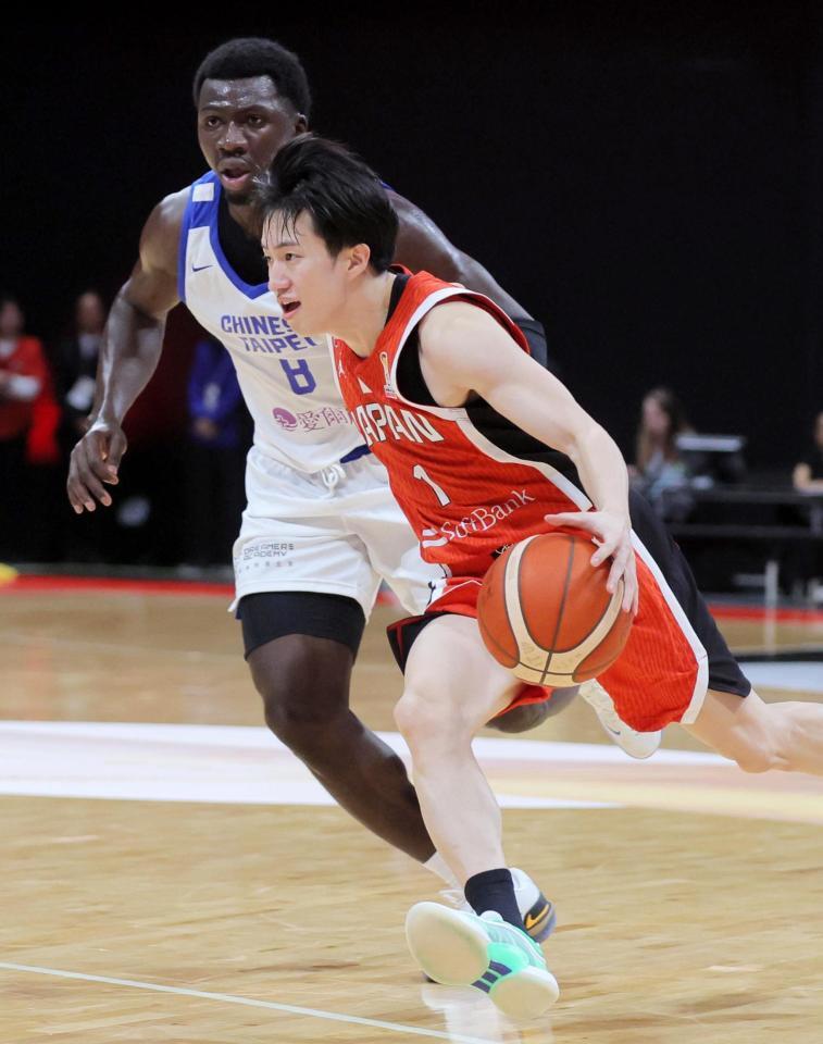 　２Ｑ、ドリブルで攻め込む斎藤拓実