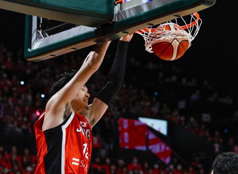 　第１クオーター、ダンクシュートを決める渡辺雄