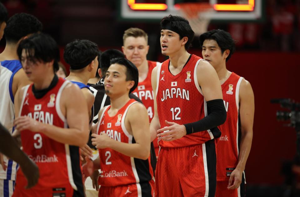 　Ｗ杯アジア予選の初戦を白星で飾り、台湾代表とタッチをかわす日本代表・渡辺雄太（１２）ら（撮影・坂部計介）