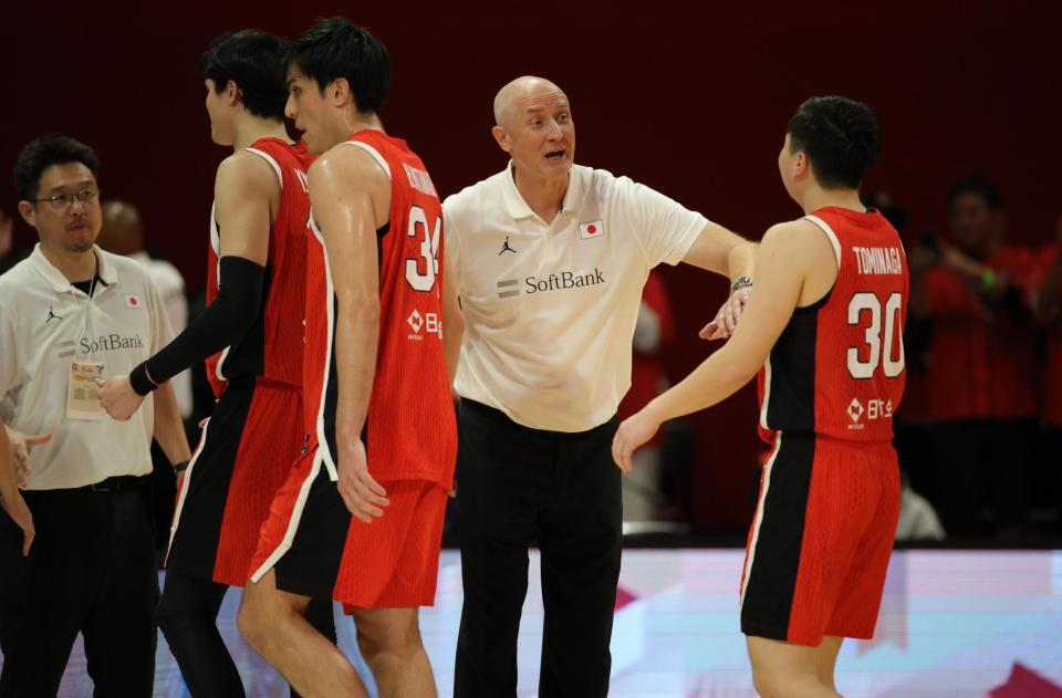 　初戦を白星で飾り、笑顔で選手を迎える日本代表のトム・ホーバスＨＣ（撮影・坂部計介）