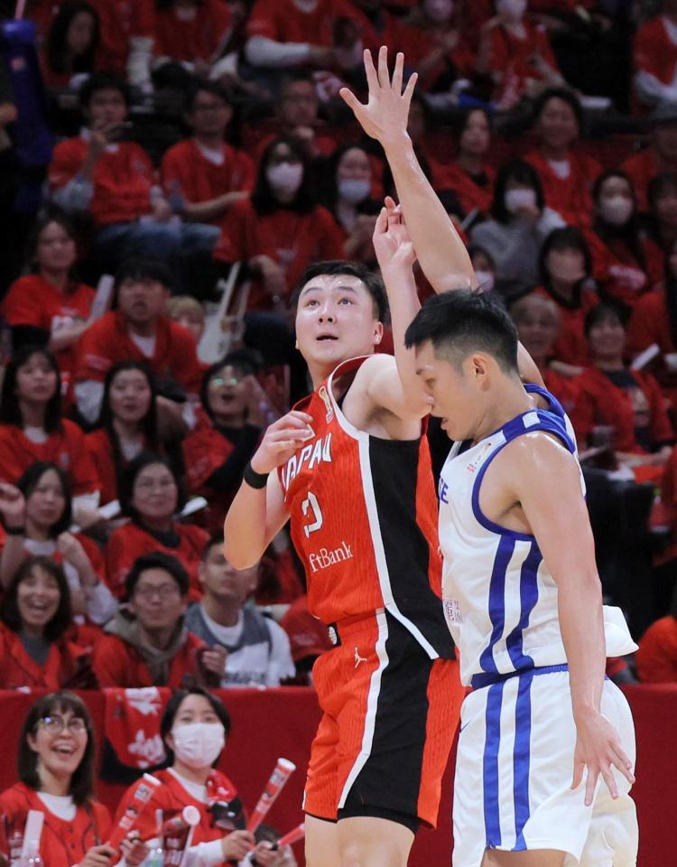 　２Ｑ、ブザービーターで３ポイントを決める富永啓生（左）