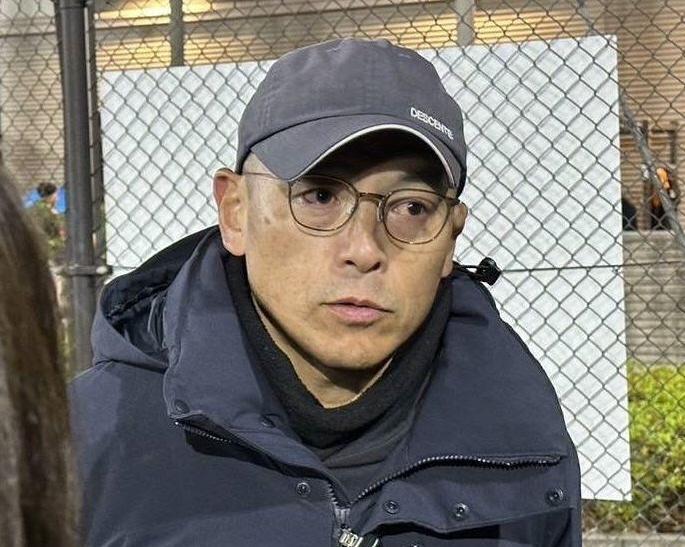 　公開練習後に取材に応じる京産大・広瀬監督