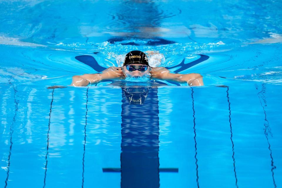 　男子１００メートル平泳ぎ決勝で力泳する大橋信。59秒38で優勝した