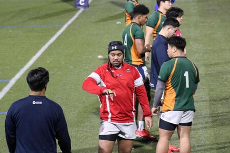 　ラインアウトを確認する京産大のナンバー８シオネ・ポルテレ