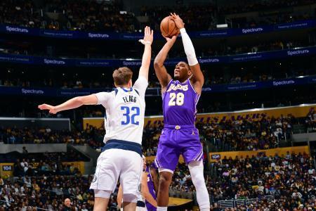 　マーベリックス戦でシュートを放つレーカーズの八村＝ロサンゼルス（ＮＢＡＥ・ゲッティ＝共同）