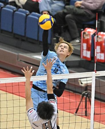 　第２セット、スパイクを放つサントリー・高橋藍（撮影・西田忠信）