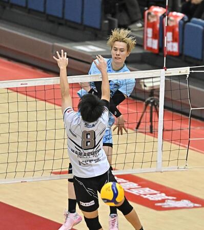 　第２セット、スパイクを放つサントリー・高橋藍（撮影・西田忠信）