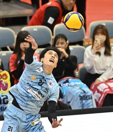 　第２セット、サーブを放つサントリー・高橋塁（撮影・西田忠信）