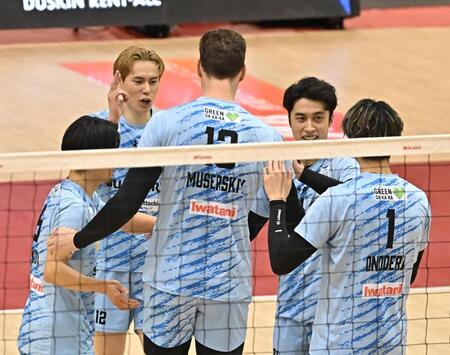 　第２セット、得点に喜ぶサントリー・高橋藍（左から２人目）と高橋塁（右から２人目）＝撮影・西田忠信