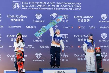　スノーボードＷ杯のビッグエア開幕戦の女子で表彰台を独占した日本勢。（左から）２位岩渕麗楽、優勝した深田茉莉、３位鬼塚雅＝張家口（ゲッティ＝共同）
