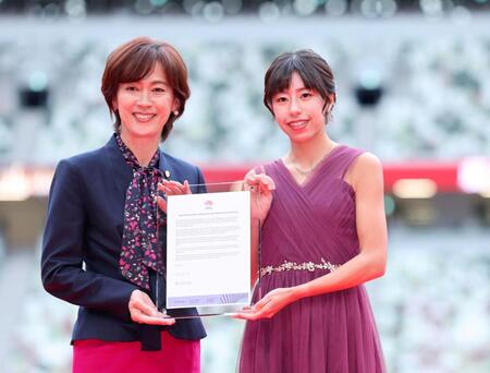 　日本陸連の「アスレティックス・アワード」で年間最優秀選手に輝いた藤井菜々子。左は有森裕子会長（代表撮影）