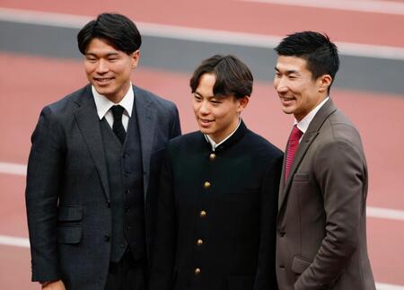 　日本陸連の「アスレティックス・アワード」を終え、写真に納まる（左から）小池祐貴、清水空跳、桐生祥秀