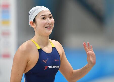 　女子１００ｍ自由形決勝で７着に終わったが、スタンドに向かって笑顔で手を振る池江璃花子（撮影・開出牧）