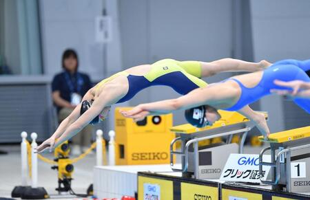　女子１００ｍ自由形決勝で美しい飛び込みを見せる池江璃花子（後方）＝撮影・開出牧