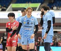 　ストレート勝利し、笑顔を見せるサントリー・高橋藍（中央）＝撮影・西田忠信