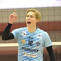 　第１セット、チームメートに声をかけるサントリー・高橋藍（撮影・西田忠信）